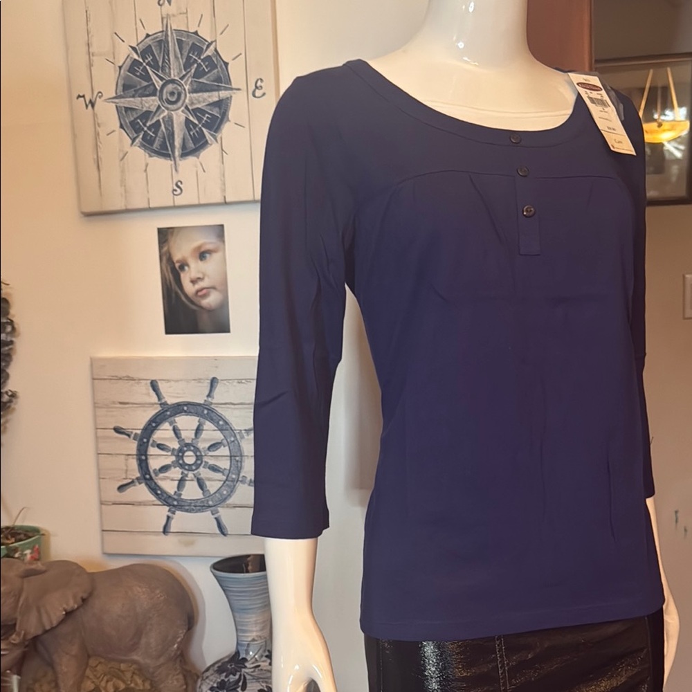 NWT northern reflections size small Women's Navy Top